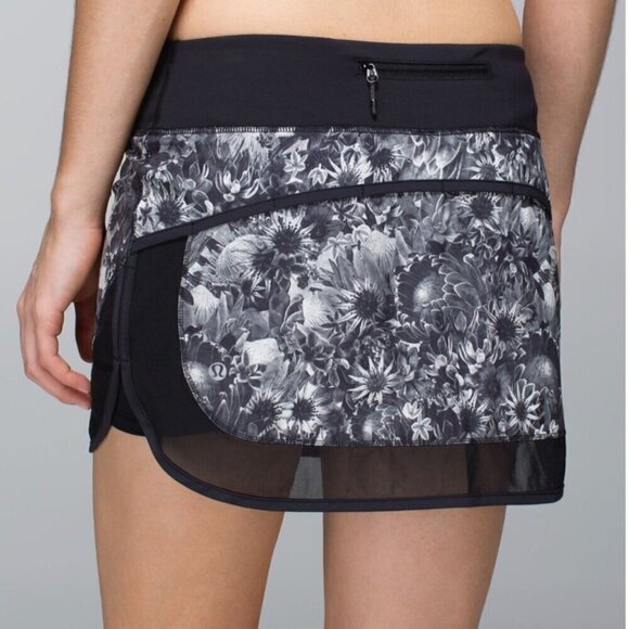 Lululemon Hotty Hot Skirt *4-way Stretch Flowabunga Black Angel Wing / Black - Picture 9 of 9